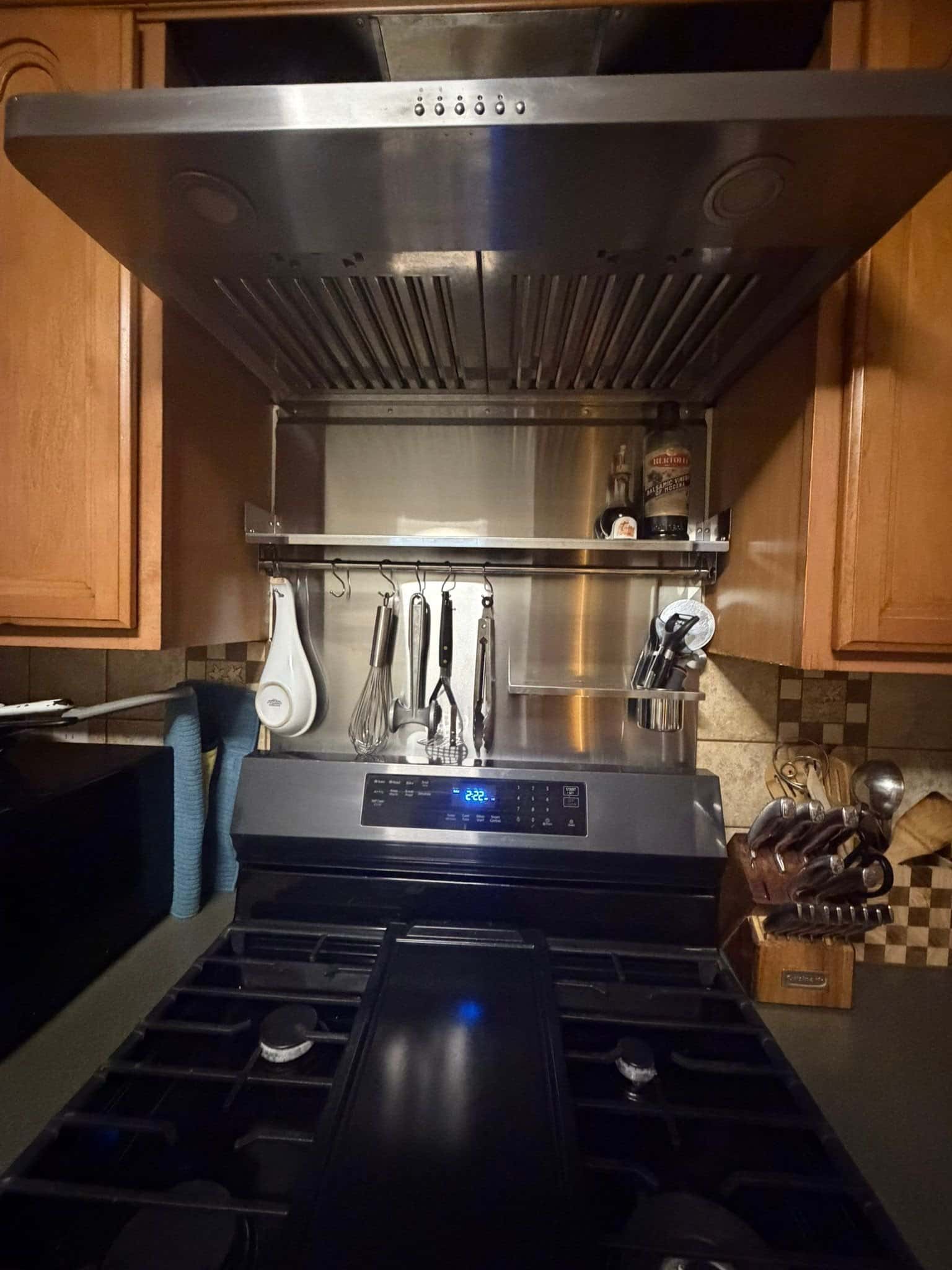 Stainless range under a new hood with a backsplash, customer's photo